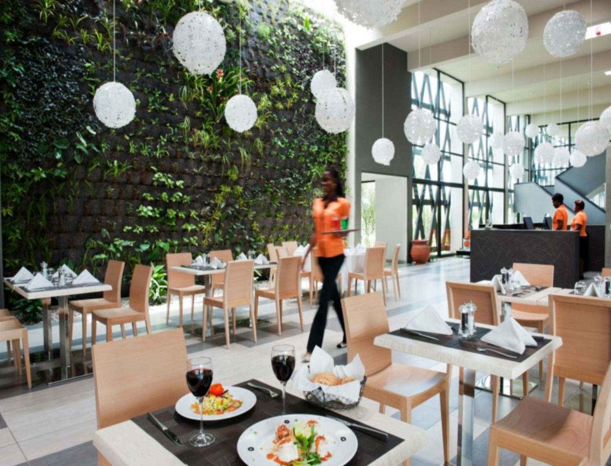 Mina Hotel Libreville Exterior foto